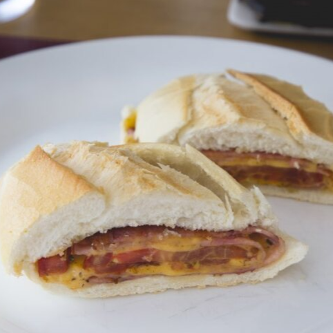 Pão, presunto, queijo prato e tomate.