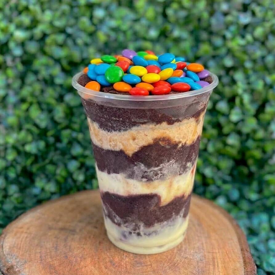 Acai artesanal, paçoca, leite em po, banana,m&m e leite condensado