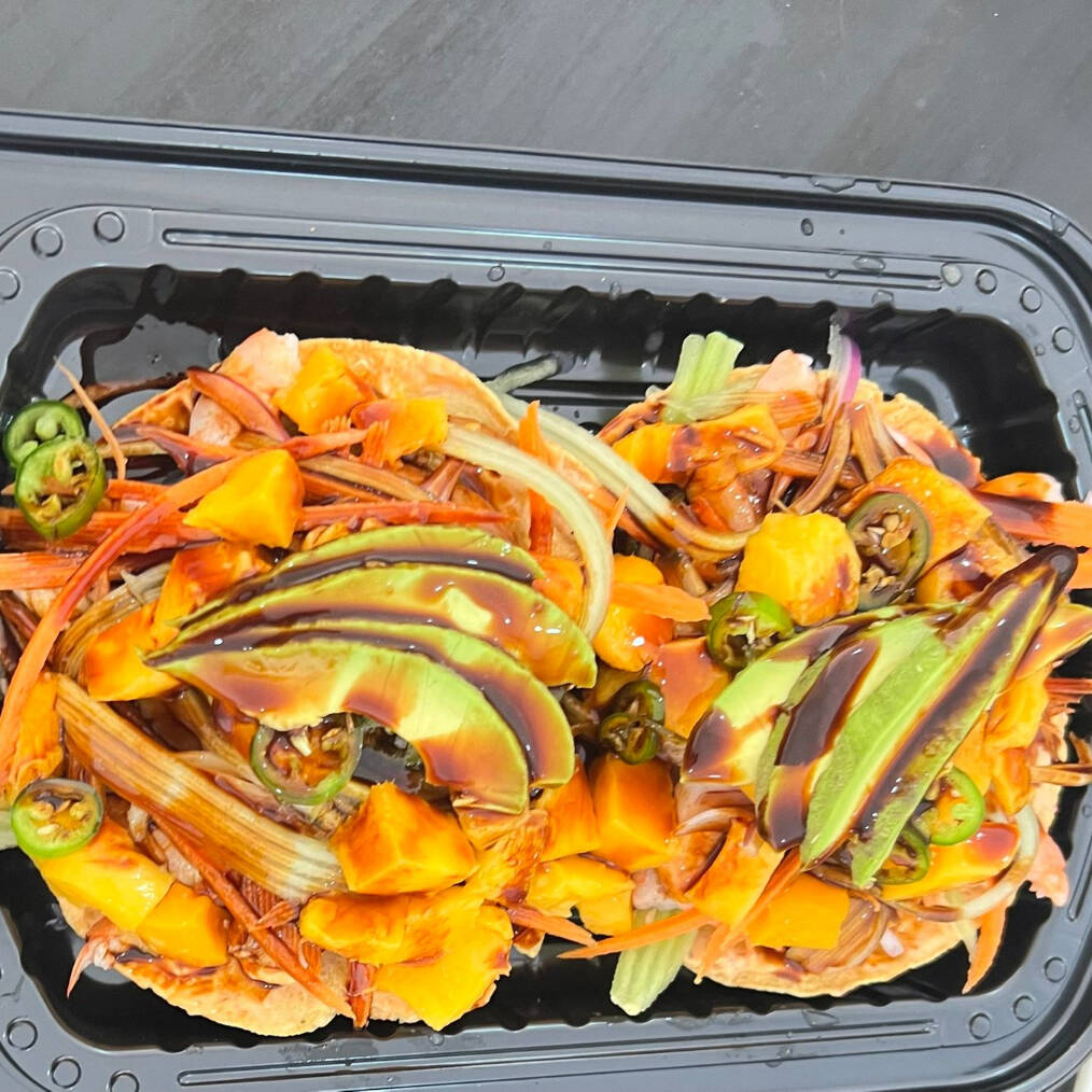 Orden de Tostadas de Medallón de Atún con Mango