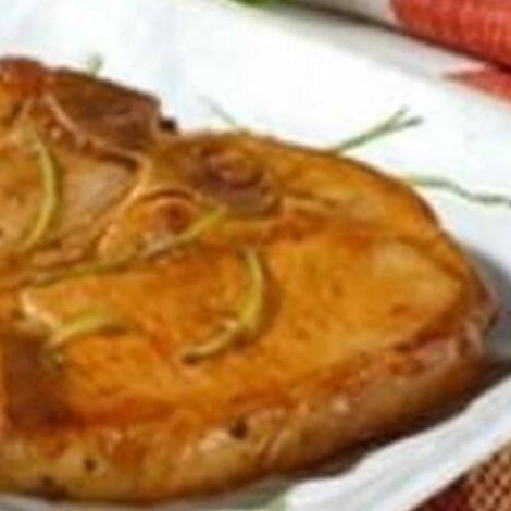 Arroz,feijão,macarrão,farofa,bisteca grelhada.(acompanha salada,alface,tomate,vinagrete)