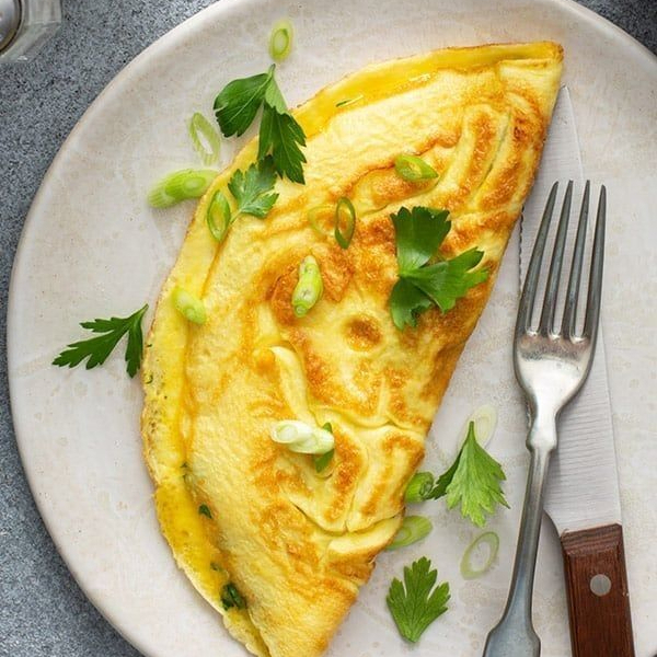 Omelete Simples: Leve e Deliciosa Feita com 3 ovos e queijo mussarela, essa omelete é perfeita para um lanche rápido ou uma refeição leve. Sabor clássico e simples para qualquer hora do Dia!