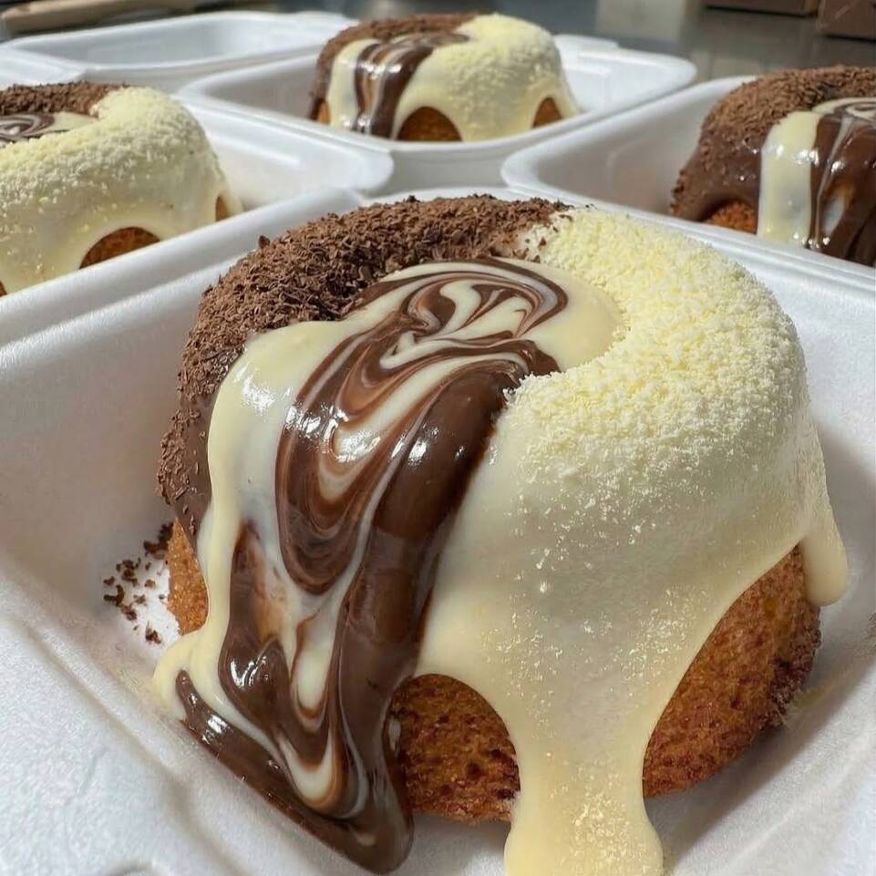 Bolo macio e molhadinho com cobertura de ninho e chocolate.