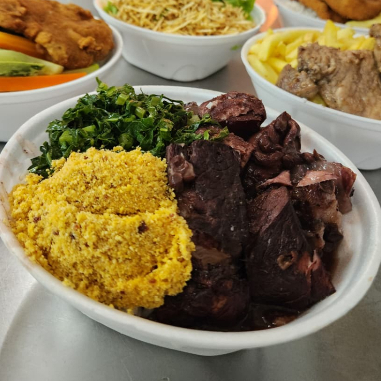 Marmita feijoada magra individual (arroz branco, costelinha, linguiça, couve refogada, farofa e torresmo). Marmita indicada para 01 pessoa. Marmita Grande de 750ml