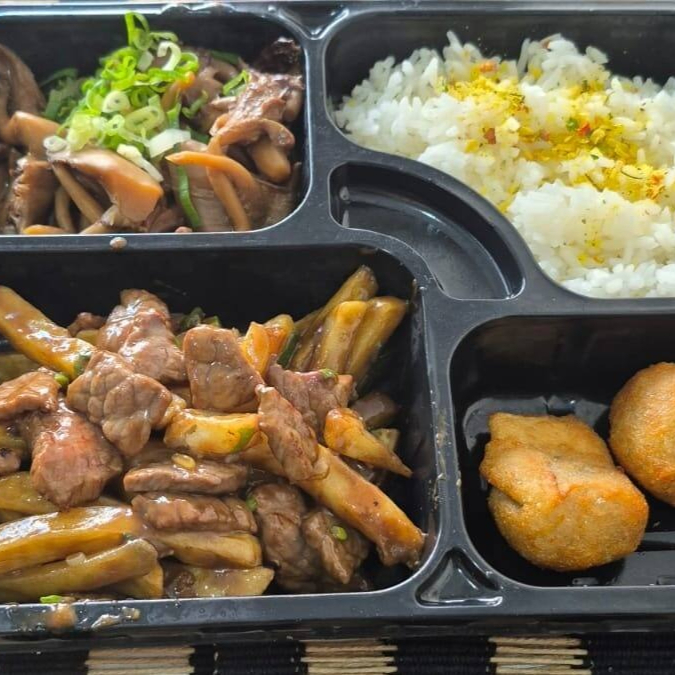 1 porçao de Gohan(arroz japones) 1 porçao de carne com batata 1 porçao de shimeji e 2 Guiozas