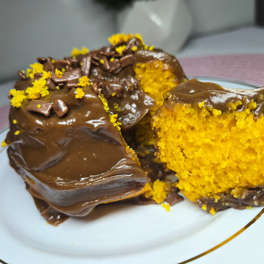 Delicioso bolo de cenou coberto com brigadeiro de chocolate 50% cacau.