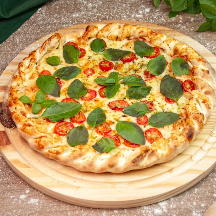 Muçarela, parmesão, tomate e manjericão fresco