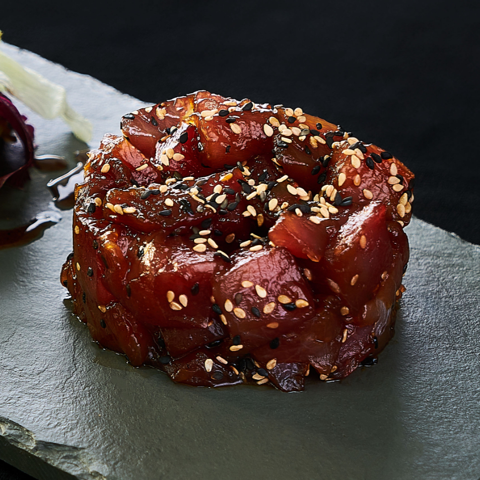 Atum Fresco, molho asiático, pimenta suave e mix de gergelim. (480g)