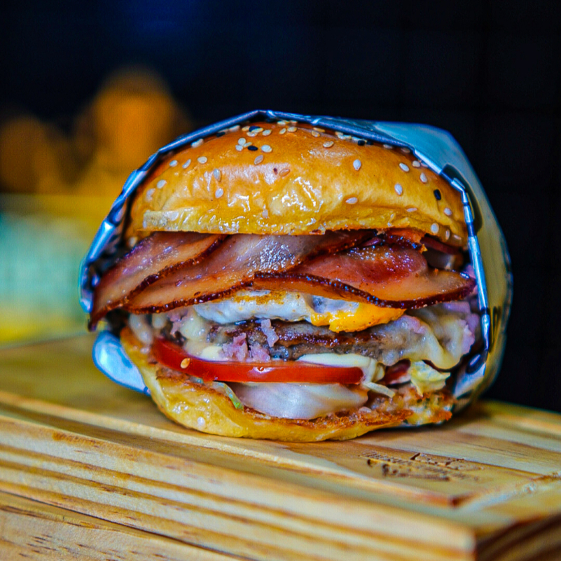 Pão Prime, carne  de Hamburguer 90g, Mussarela, Presunto, ovo, Linguiça, Bacon, Batata Palha, Alface, Tomate, cebola, Ketchup, Maionese de alho, Molho verde.