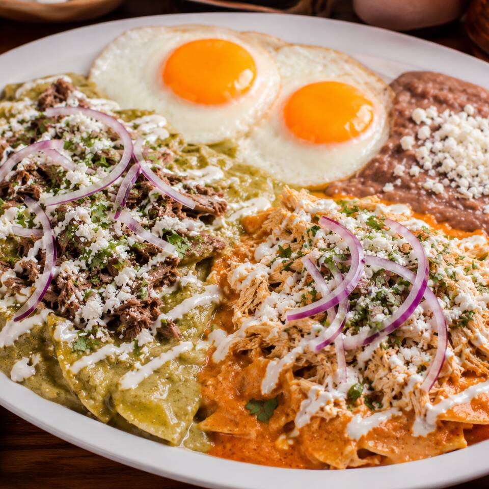 Chilaquiles divorciados de poblano y chipotle