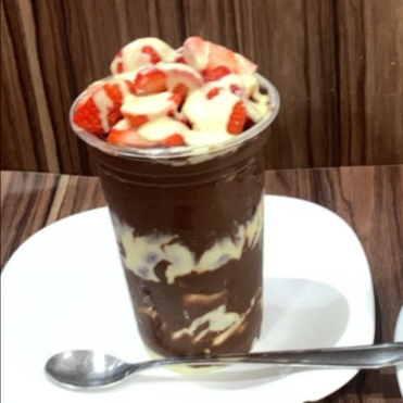 Acompanha: açaí, creme de ninho, creme de avelã, leite em pó, morango. Obs: todos os ingredientes vão dentro do copo.