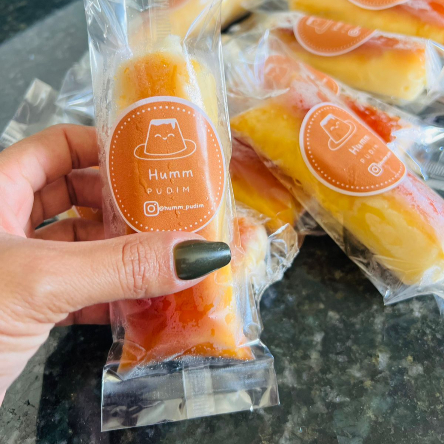 Um picolé cremoso, artesanal de 140gm e irresistível, feito com pudim tradicional, sabor marcante e textura aveludada que derrete na boca. A sobremesa perfeita para quem ama doces gourmet, pudim caseiro e quer se refrescar com muito sabor. Ideal para pós-almoço, sobremesa do jantar ou para matar aquela vontade de doce a qualquer hora do dia. Produzido com ingredientes selecionados, é a combinação perfeita de sobremesa gelada + pudim clássico. ✨ Perfeito para quem busca: * sobremesa gourmet * picolé artesanal * doce gelado cremoso * pudim diferente