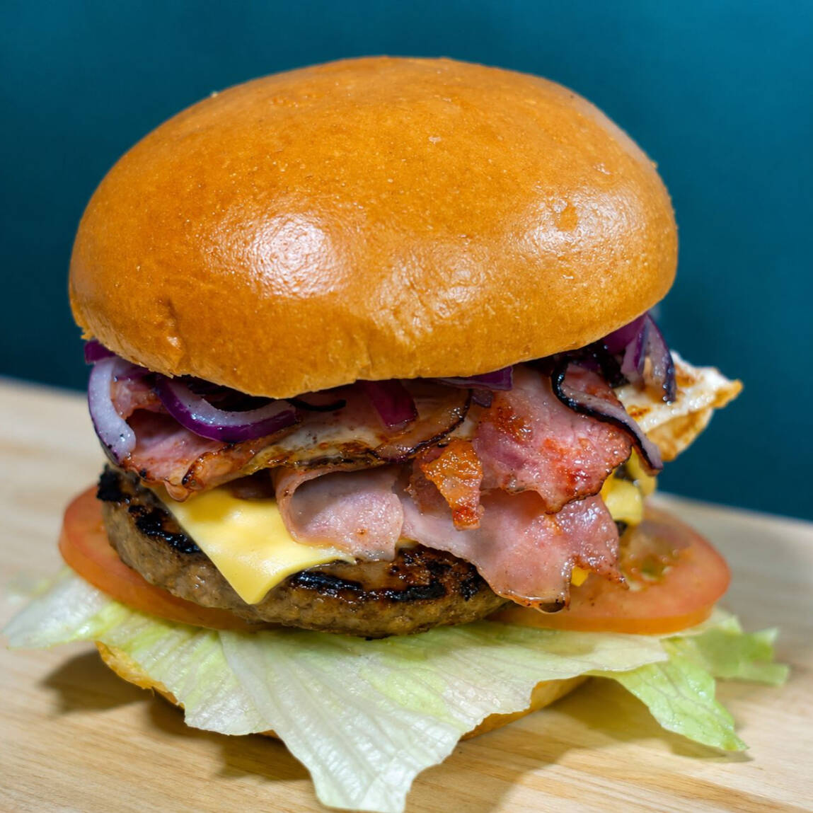 Pão Brioche, 1 Carne Picanha 120gr, Molho Especial, Bacon, Ovo, Presunto, Queijo Prato,Queijo Cheddar, Cebola Roxa, Cebola Empanada, Tomate E Alface