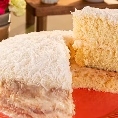 Um bolo de aniversário delicioso no estilo Casa de Bolos, igual ao feito em casa! Uma massa molhadinha com recheio de abacaxi, uma deliciosa cobertura com flocos de coco. Ideal para servir para família e amigos.
Peso aproximado do bolo: 1750 gramas
Rende aproximadamente 29 fatias de 60,3 gramas
Alérgicos: Contém Glúten e Lactose. Contém leite e derivados, derivados do trigo e ovo.
Para informações de ingredientes e tabela nutricional consulte o site.