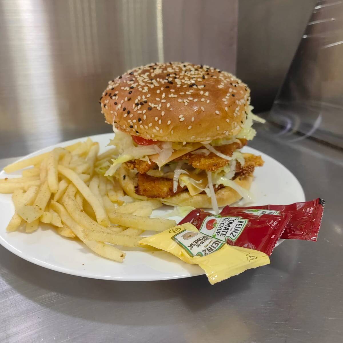 Hamburguesa de Pollo Doble, Papas a la Francesa
