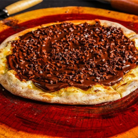 Pizza Doce de Brigadeiro com massa crocante, brigadeiro de chocolate finalizada com granulado belga.