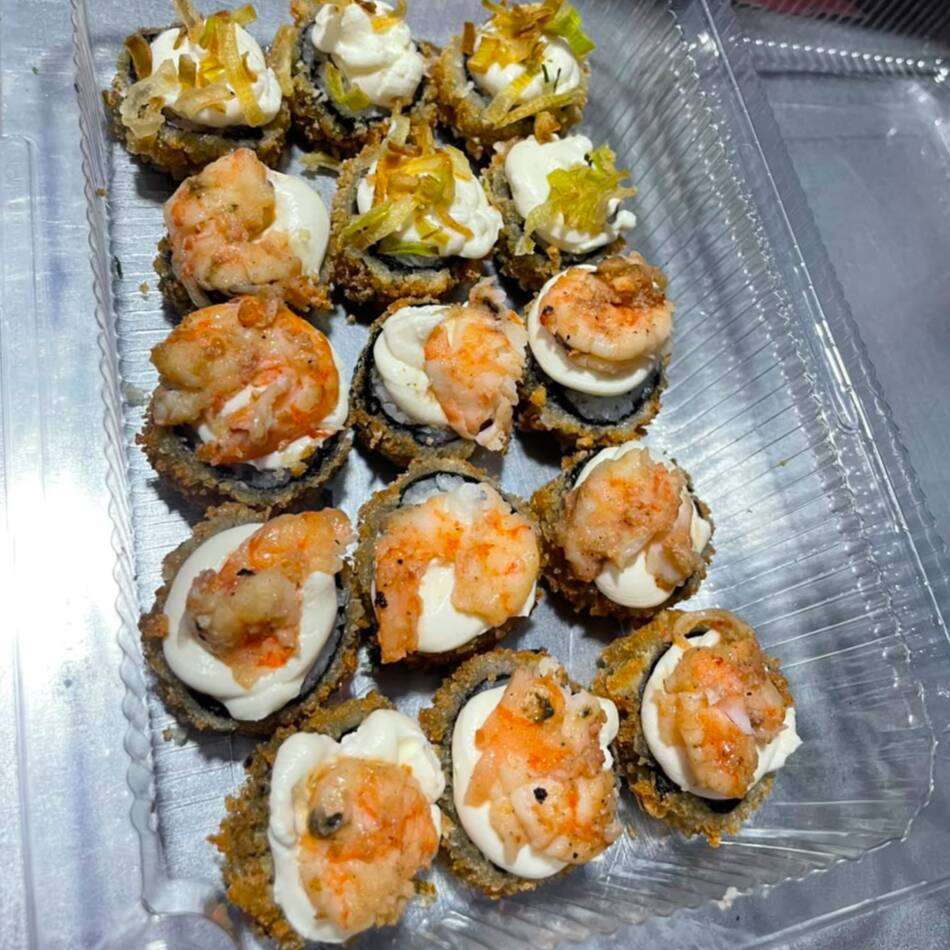 10 Hot de salmão com topo de cream cheese e camarão em cima, 10 Hot de salmão com topo de cream cheese e alho poró, 10 Hot de salmão com topo de cream cheese e cebolinha e 4 croc ball
