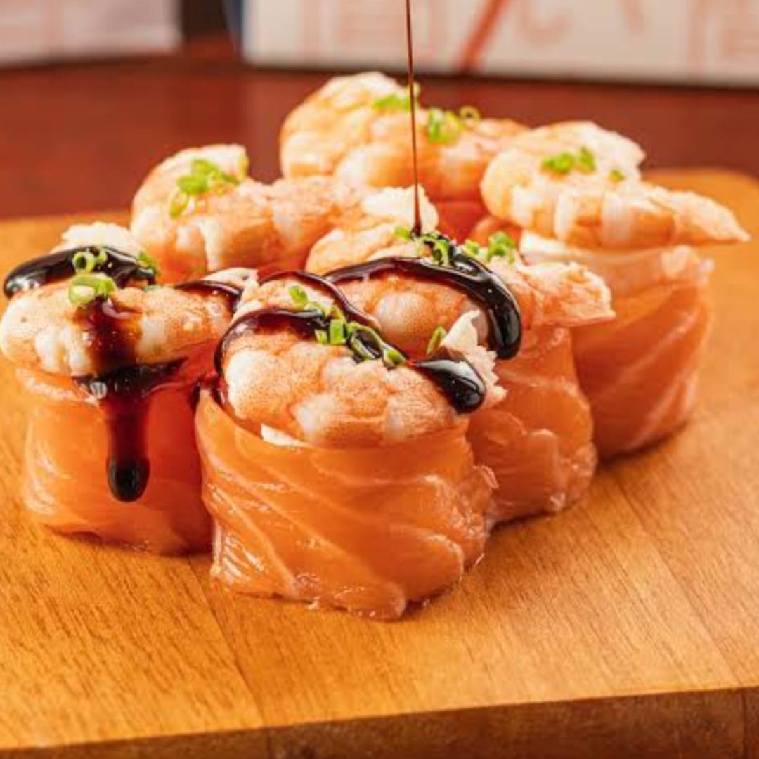 Laminas de Salmão, Camarão Pré cozido, Cebolinho, e Creme Cheese