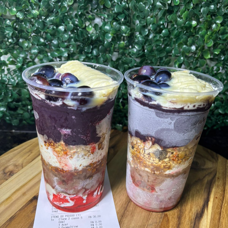 Escolha 2 copos de açaí de 500ml com cremosidade perfeita e aproveite para montar do seu jeito com seus complementos favoritos. Ideal para compartilhar ou matar aquela vontade de açaí em dobro.
