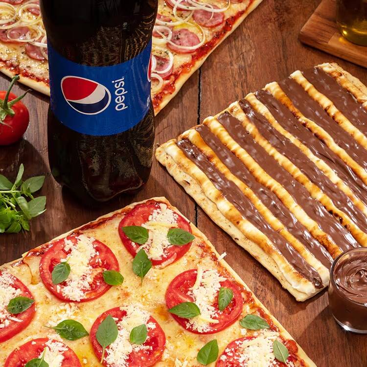 Duas pizzas grandes (38cm X 25cm) à sua escolha, acompanhadas de uma pizza Média doce (25cm X 25cm) e um refrigerante de 1,5L grátis.