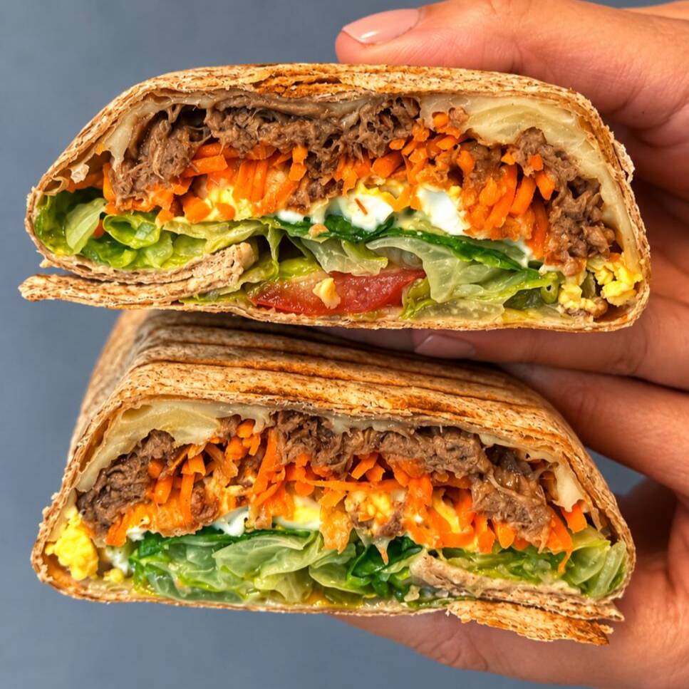 Tortilla, carne desfiada, gruyere, mussarela, tomate, cenoura, ovo caipira, cebola crispy e alface americana e molho mostarda