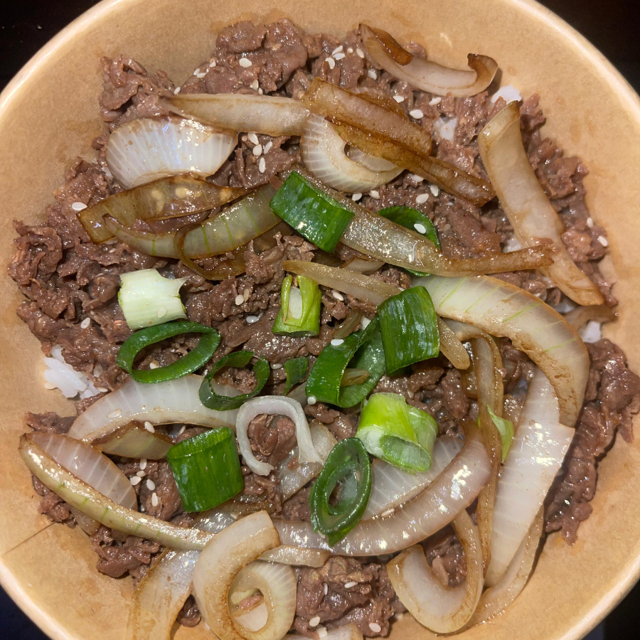 Contra filé fatiado marinado no óleo de gergelim, shoyu, arroz branco, cebola e cebolinha.