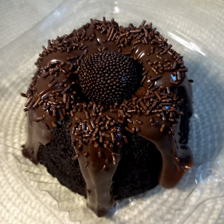 Massa black beeeem fofinha coberta com muita cobertura de chocolate 50% cacau para você se esbaldar! E por cima, uma leve camada de granulado e um brigadeiro de chocolate!!