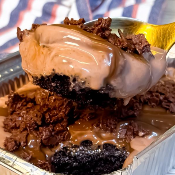 Bolo Intenso de cacau na marmita, molhado com calda de chocolate e coberto com brigadeiro alpino super cremoso e crocante de chocolate meio amargo