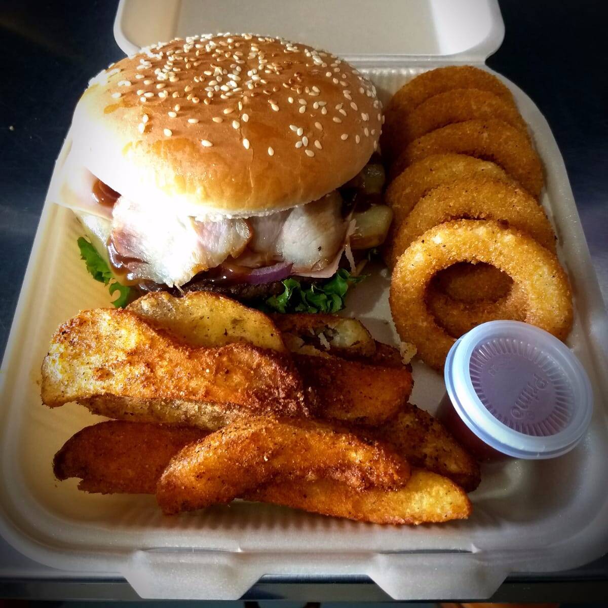 Burger BBQ+ 6 Aros de Cebolla+ Papas Gajo