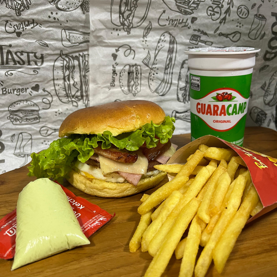 × tudo ( pão, carne, ovo, queijo, presunto, bacon, salada, batata palha e molhos) + batata saquinho e guaracamp