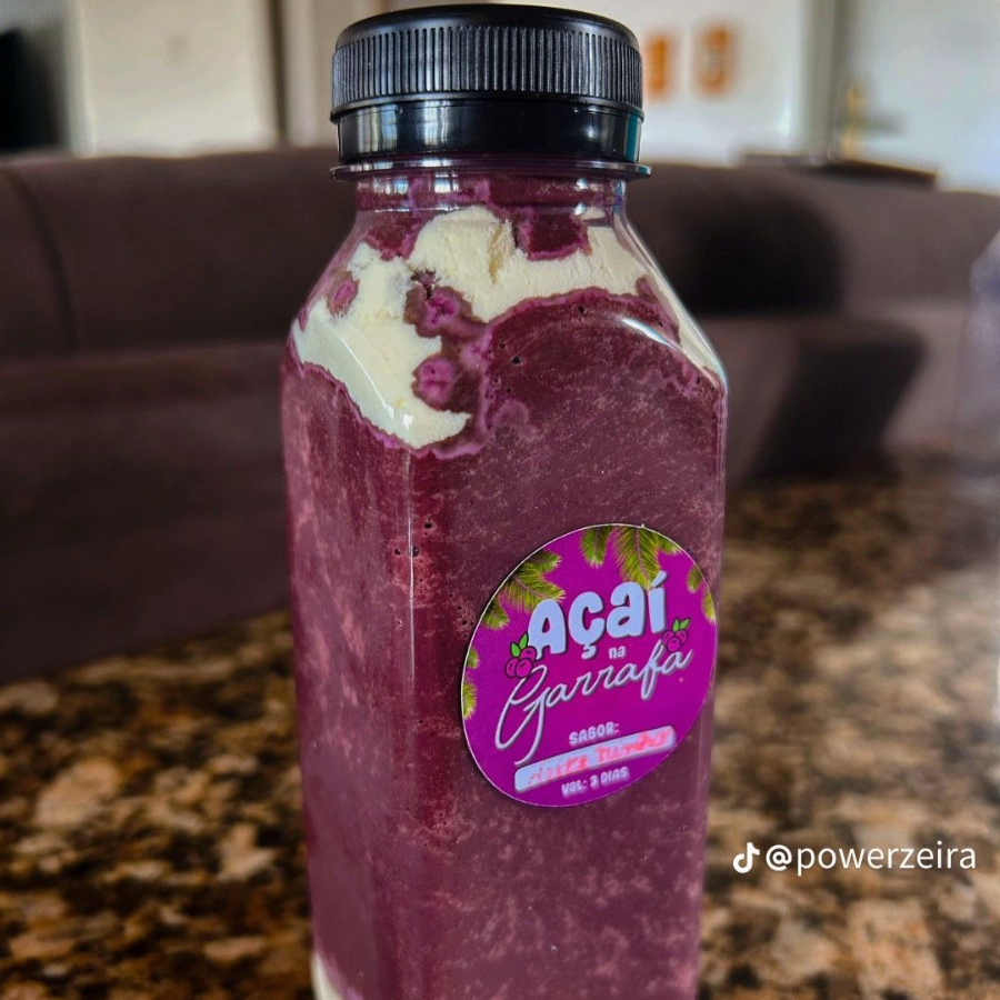 Shake de Açaí batido com leite ninho, leite condensado e leite integral. Garrafinha de 300ml ou 500ml.