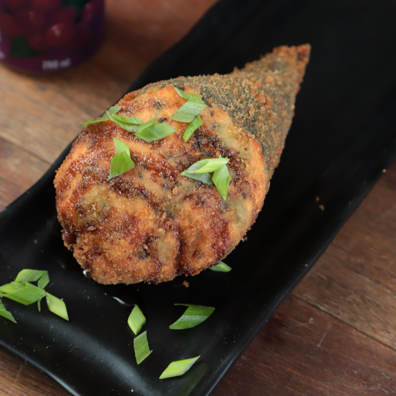Temaki empanado com cream cheese , arroz shari e salpicado com cebolinha, envolto no nori (folha de alga) em formato de cone. *Não acompanha (Shoyu,Teriaki, Porta Shoyu e Hashi)*