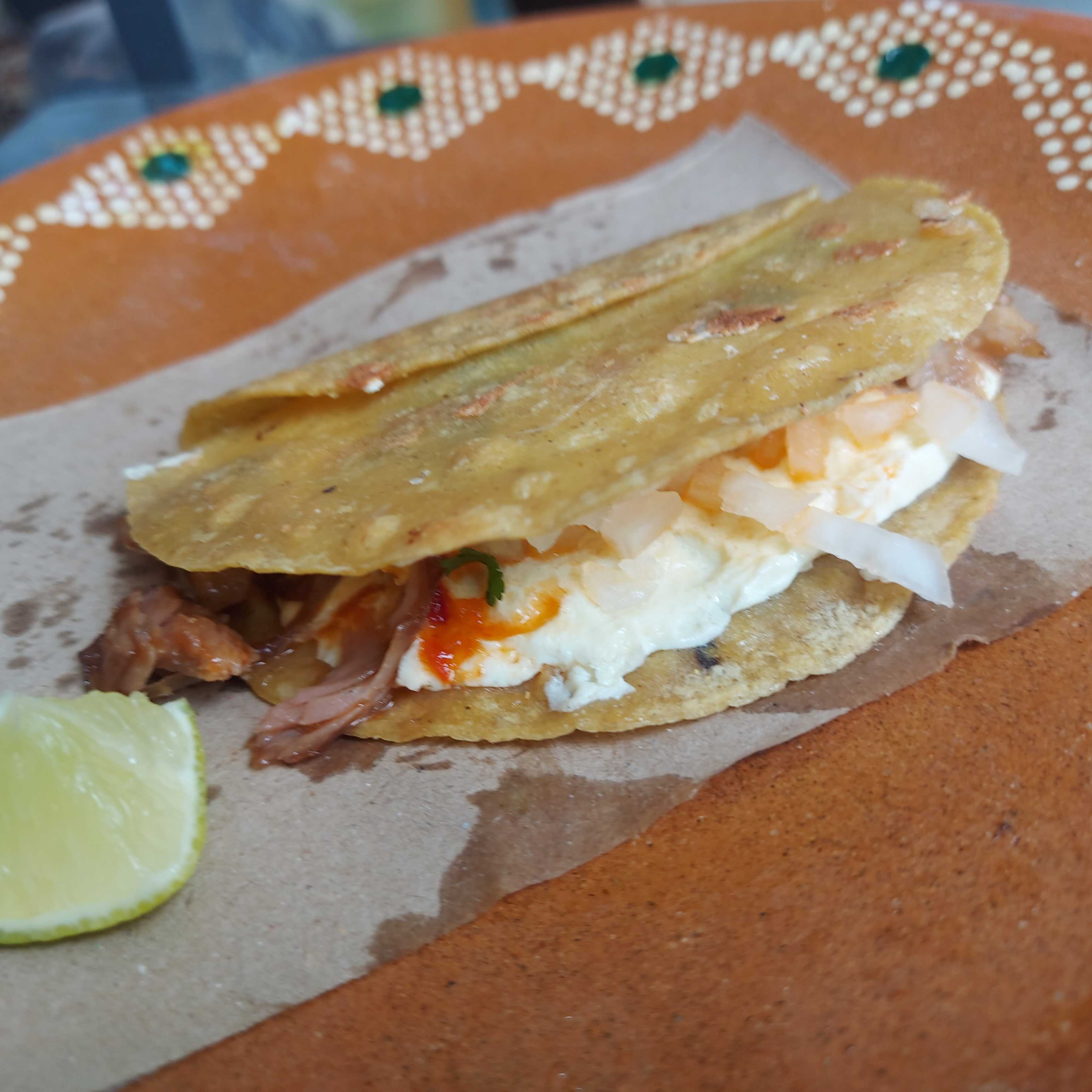 Quesadilla de carnitas surtida maiz