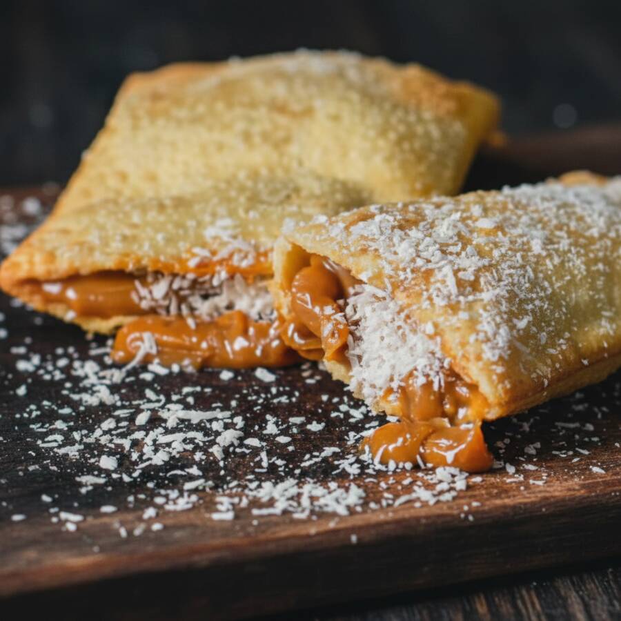 O verdadeiro Doce de Leite com Coco Ralado.
Massa crocante e sequinha, Pastel de 20x6cm, recheado de ponta a ponta, preparado e frito na hora.
*imagem ilustrativa