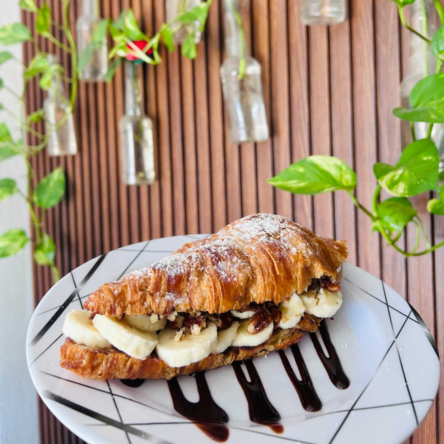 Croissant dulce de plátano con nutella