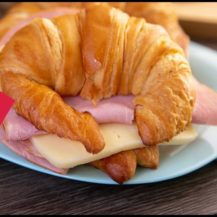 CUERNITO DE JAMON Y QUESO