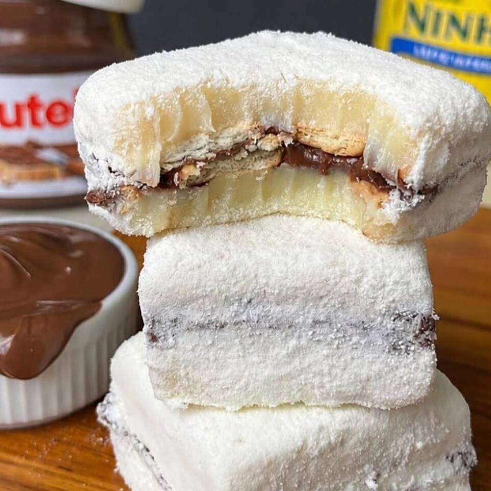 Um delicioso brigadeiro de ninho cremoso, não muito doce, uma camada generosa e Nutellaa, e Nutella mesmo, e biscoito Maria. Pedaço generoso.