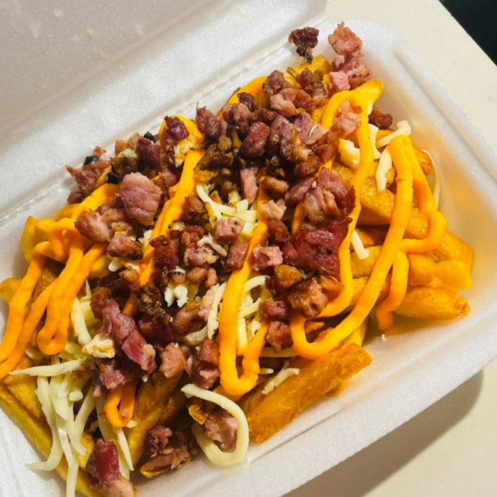 700g Batata Frita, Cheddar e Bacon e Queijo (peso pré frita)