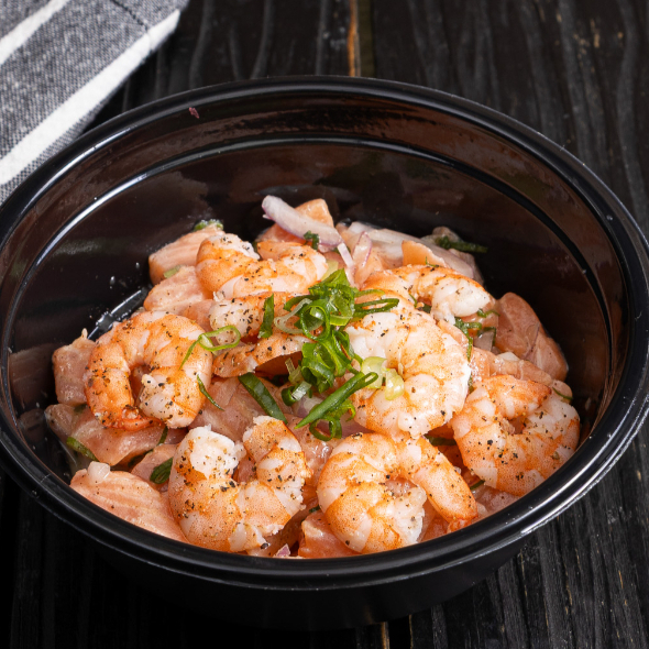 Salmão em Cubos, 8 Unidades de Camarão, Cebola Roxa, Cebolinha, Coentro, e Molho da Casa. -300 Gramas-