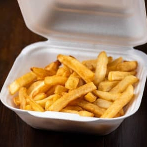 Porção média de batata frita, crocante por fora e macia por dentro, preparada na hora. Perfeita para compartilhar ou para quem deseja uma porção mais generosa para acompanhar o pedido.
