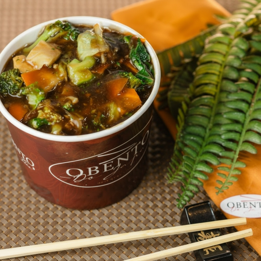 Yakissoba vegetariano saudável contém legumes frescos como brócolis ninja, couve flor, cenoura e acelga. O macarrão é grelhado e envolvido com molho especial a base de shoyu.