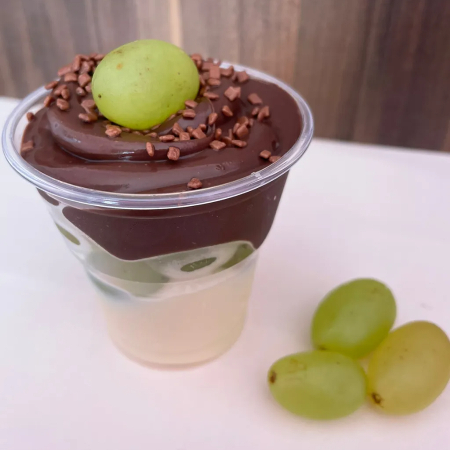 Brigadeiro branco, brigadeiro preto, creme ninho e uvas verdes