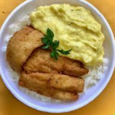 Acompanha arroz, salada e purê de batata ou fritas.