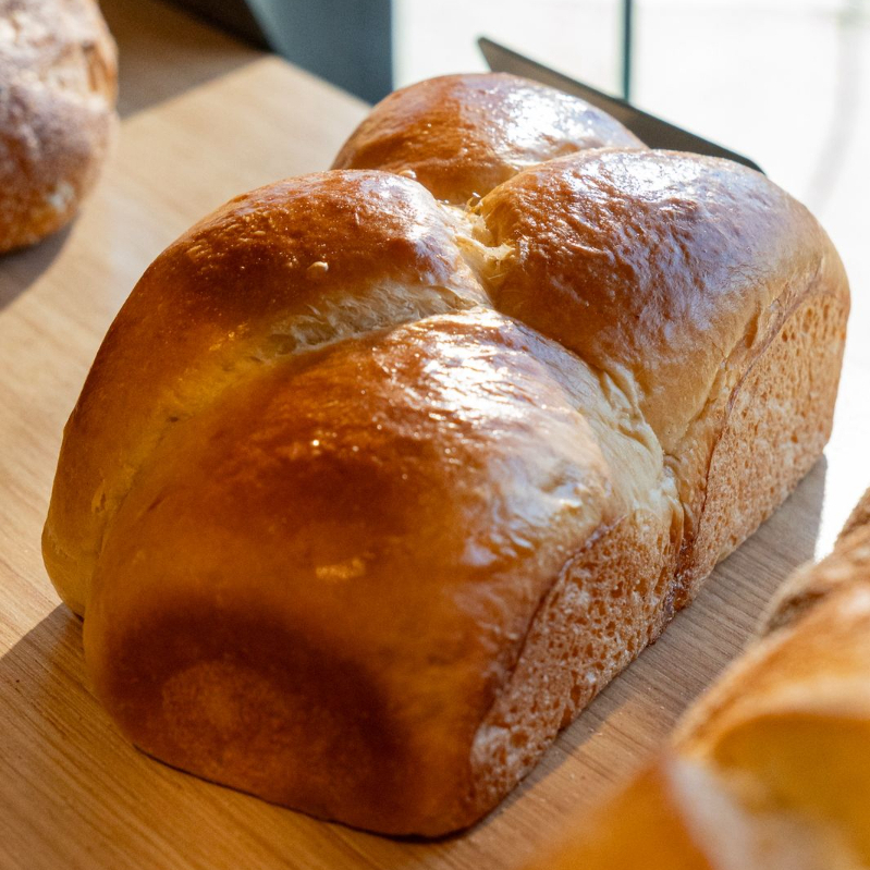Leve, fofinho e levemente amanteigado: nosso brioche é pura delicadeza em forma de pão. Perfeito para acompanhar aquele café especial ou para dar um toque aveludado no seu lanche.
