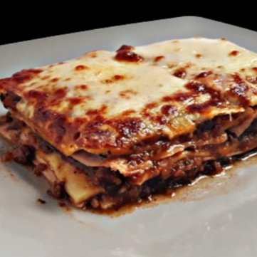 Deliciosa lasanha de massa fresca artesanal com queijo, presunto e molho a bolonhesa