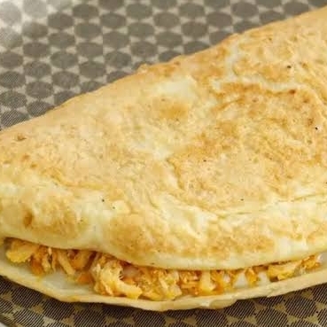 Filé de frango desfiado, queijo mussarela e ovo cozido