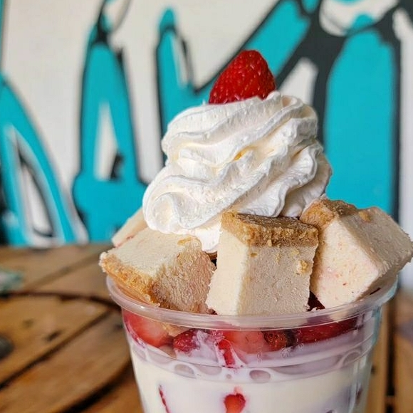 FRESAS CON CREMA Y PAY DE QUESO