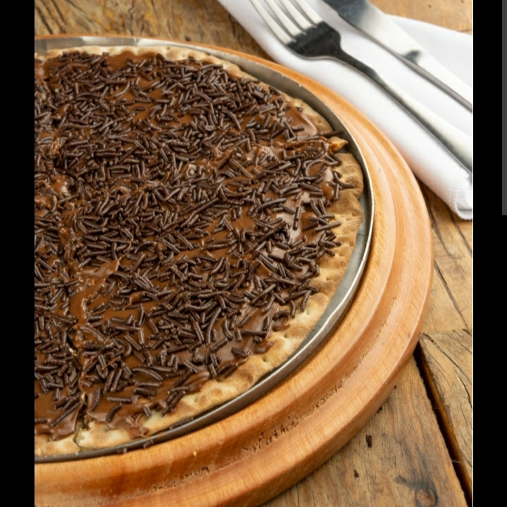 uma pizza grande 35 cm recheada sabor chocolate ao leite e granulado de chocolate