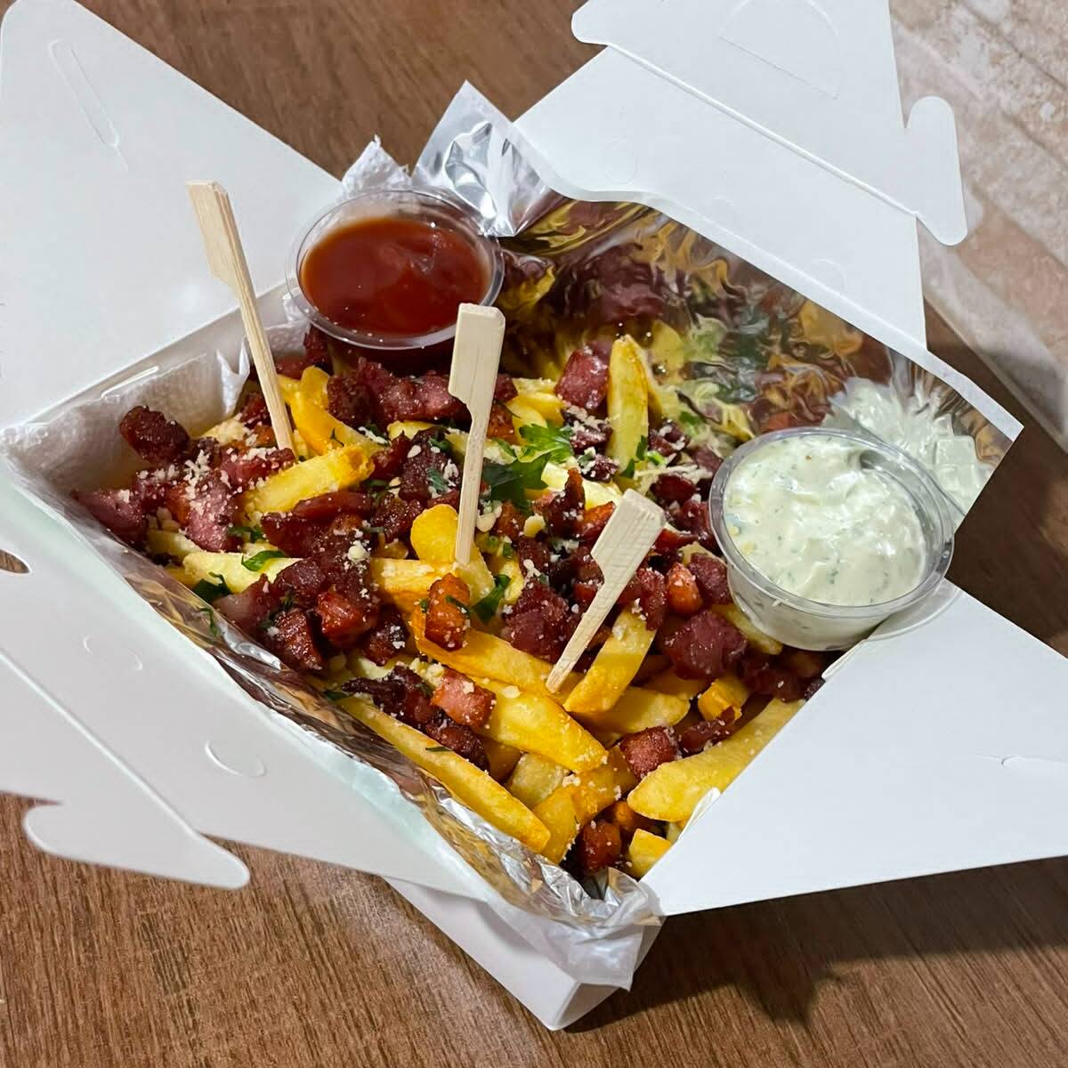 🍟 Batata frita crocante, coberta com bacon, calabresa, queijo ralado salpicado e muito sabor! 😋
E o melhor: molho de alho e ketchup são GRÁTIS para deixar sua experiência ainda mais deliciosa! 🤤
Peça já e aproveite essa explosão de