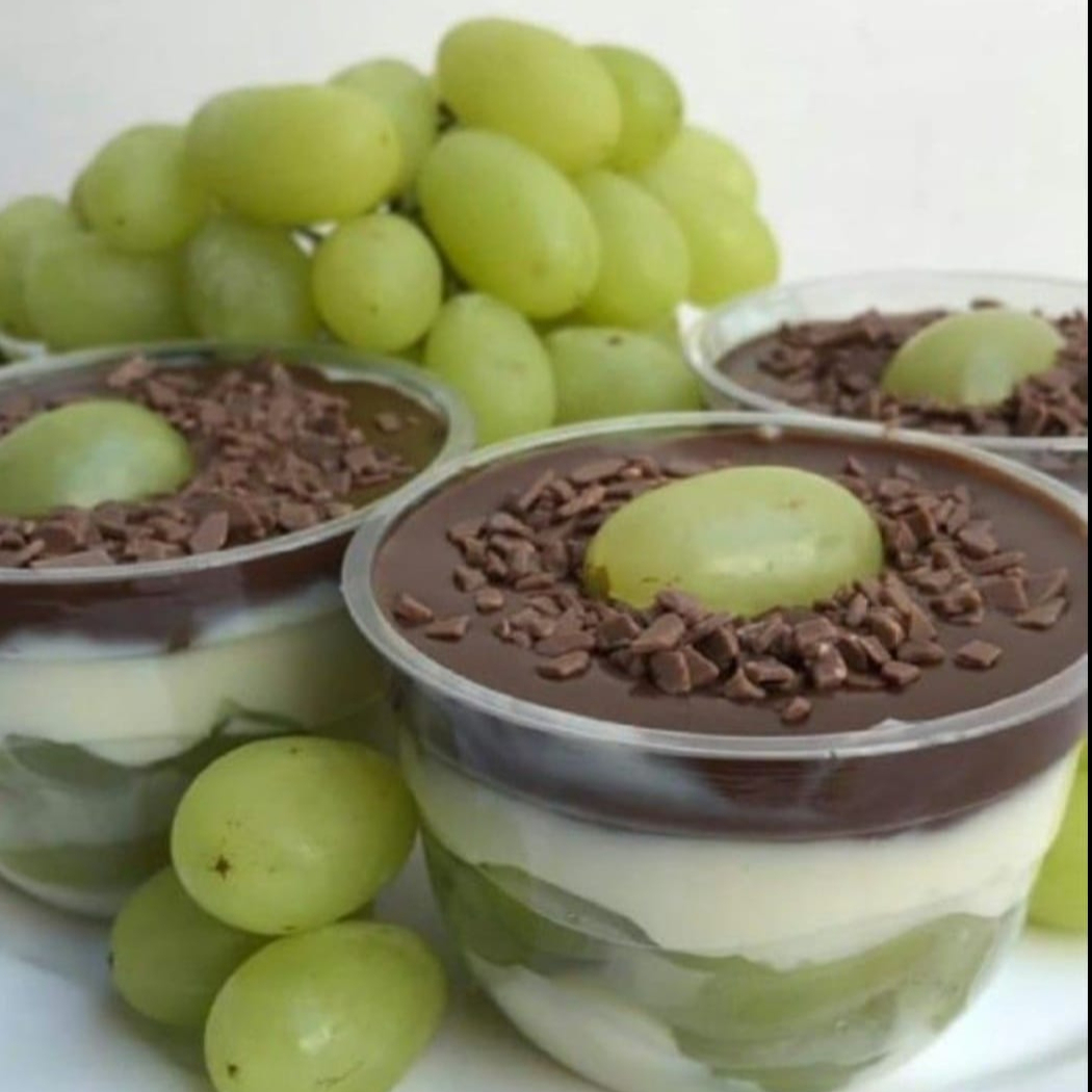 Delicioso mini bombom recheado com uva fresca e coberto com brigadeiro cremoso, finalizado com chocolate. Uma explosão de sabor em cada mordida.