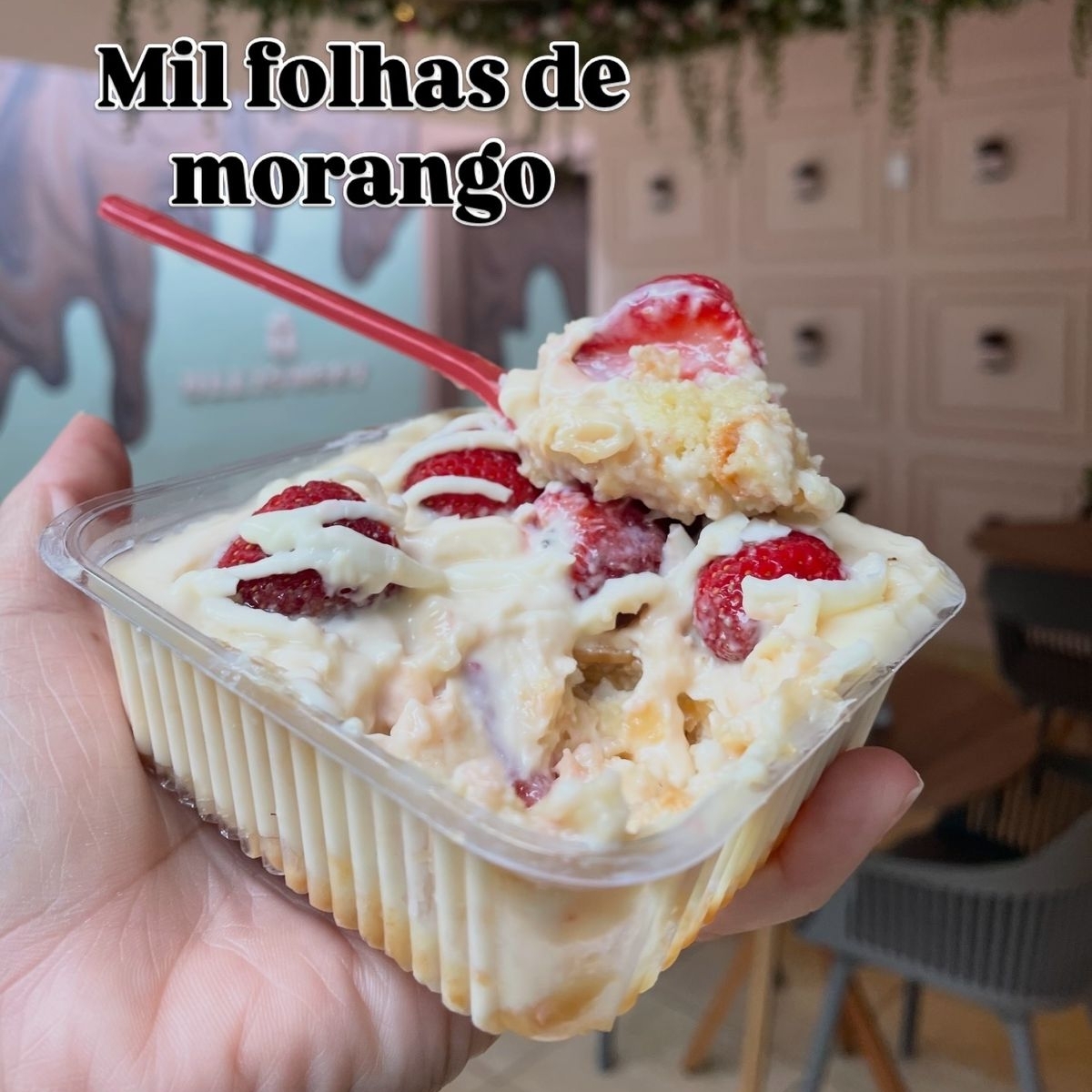 Uma combinação deliciosa de massa tradicional e folhada e brigadeiro branco, este mil folhas de morango é coberto com morangos frescos e chocolate branco. Ideal para quem aprecia sobremesas sofisticadas, cada camada traz uma textura leve e um sabor equilibrado, tornando-o uma escolha perfeita para qualquer ocasião.